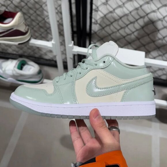 Air Jordan 1 Low SE - Picture 4 of 4